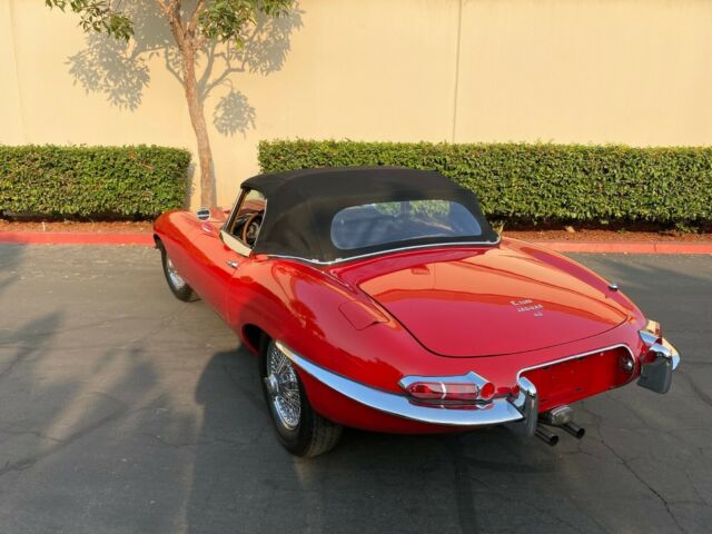 Jaguar E-Type 1967 image number 32