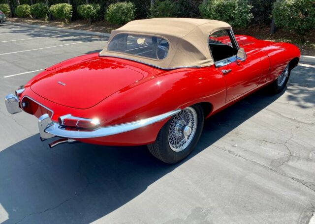 Jaguar E-Type 1962 image number 22