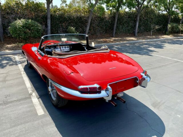 Jaguar E-Type 1962 image number 27