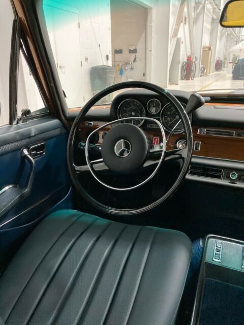 Mercedes-Benz 200-Series 1973 image number 12