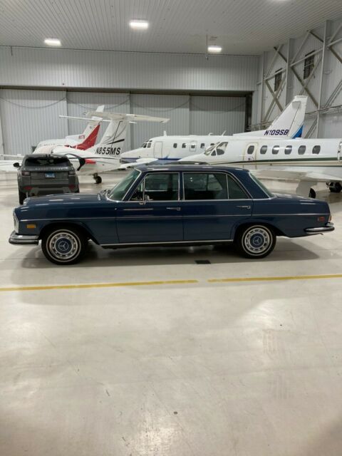 Mercedes-Benz 200-Series 1973 image number 2