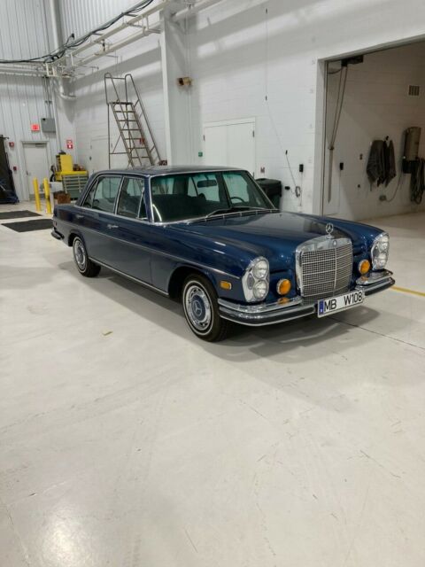 Mercedes-Benz 200-Series 1973 image number 22