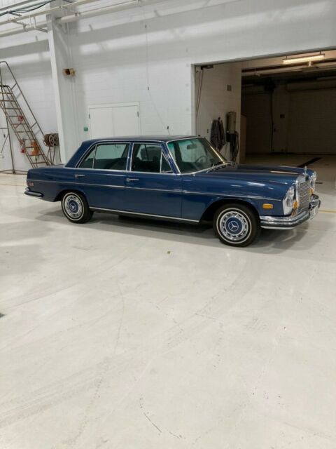 Mercedes-Benz 200-Series 1973 image number 23