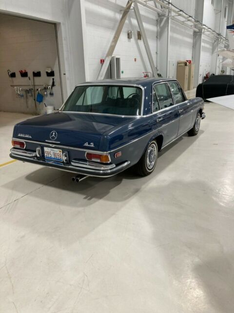 Mercedes-Benz 200-Series 1973 image number 26