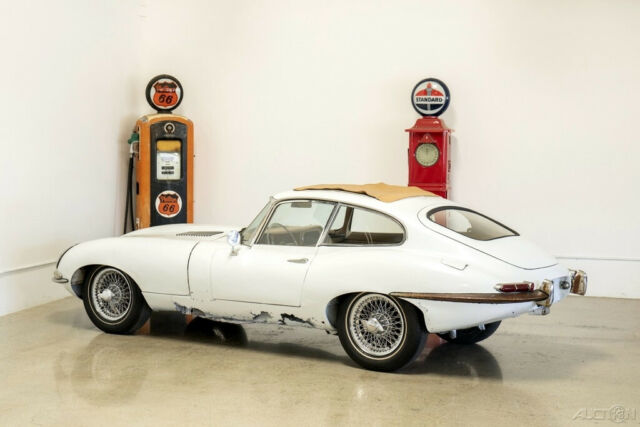 Jaguar E-Type 1962 image number 30