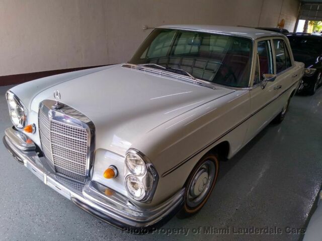 Mercedes-Benz 200-Series 1966 image number 1