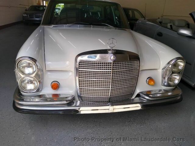 Mercedes-Benz 200-Series 1966 image number 10