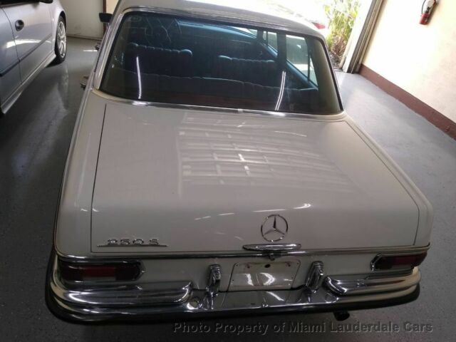 Mercedes-Benz 200-Series 1966 image number 6