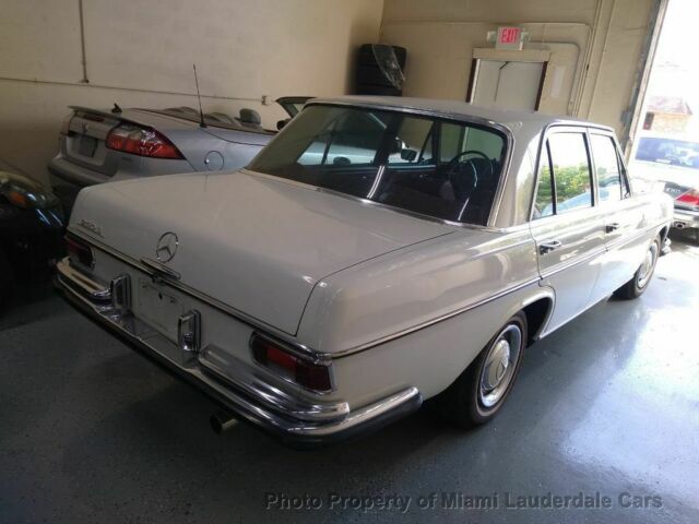 Mercedes-Benz 200-Series 1966 image number 7