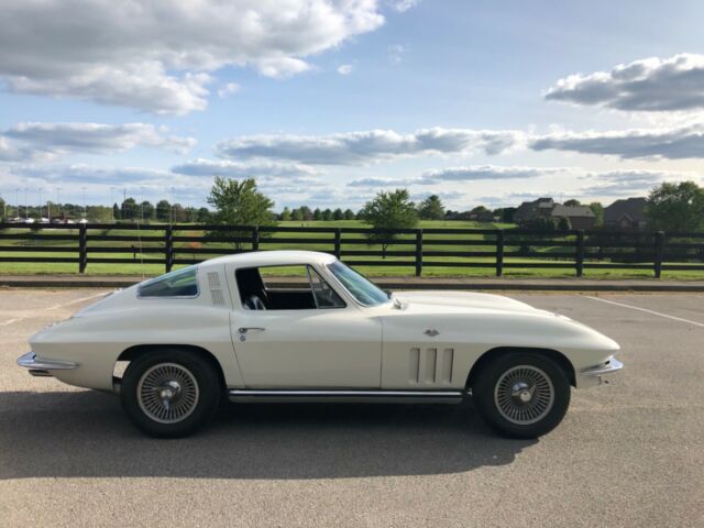 Chevrolet Corvette 1965 image number 30