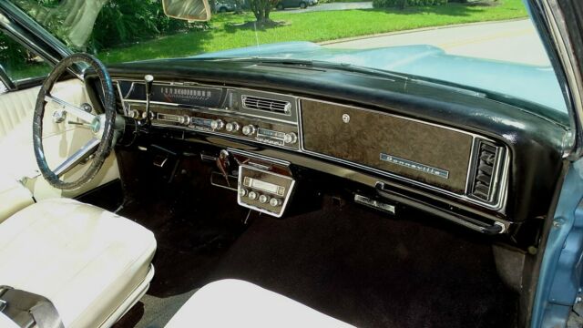 Pontiac Bonneville 1967 image number 17