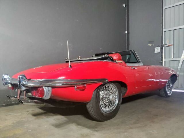 Jaguar E-Type 1969 image number 3