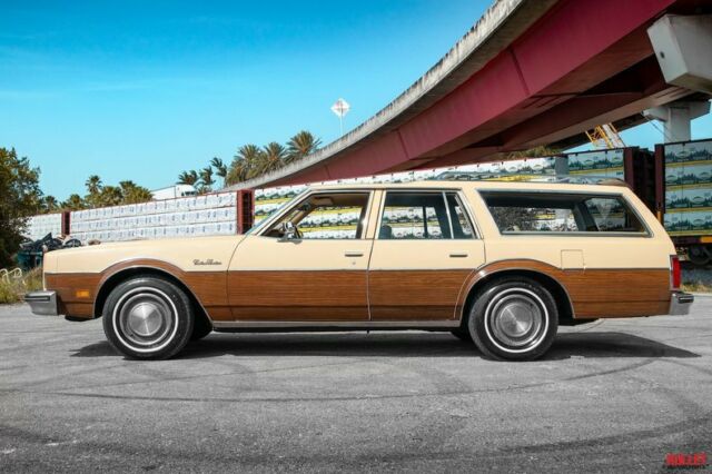 Oldsmobile Custom Cruiser 1977 image number 28