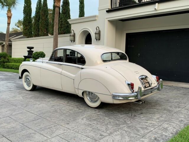 Jaguar Mark IX 1961 image number 31