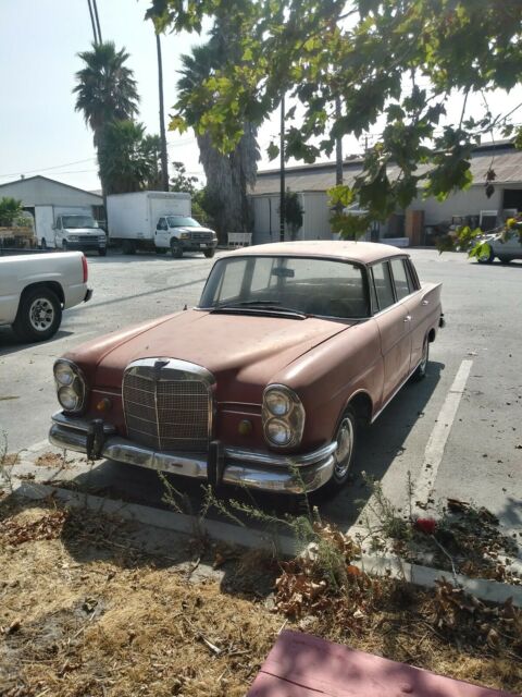 Mercedes-Benz 200-Series 1964 image number 25