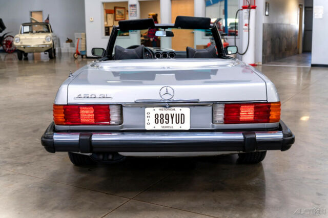 Mercedes-Benz 400-Series 1975 image number 26