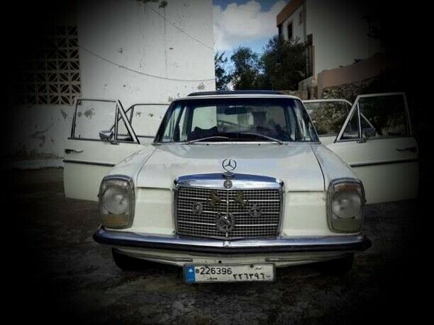 Mercedes-Benz 200-Series 1970 image number 10