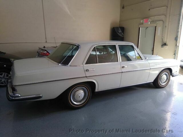 Mercedes-Benz 200-Series 1966 image number 15