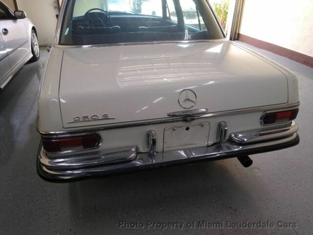 Mercedes-Benz 200-Series 1966 image number 17