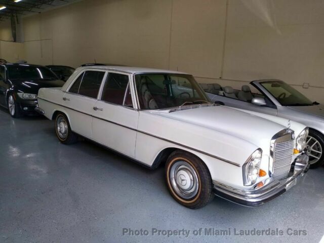 Mercedes-Benz 200-Series 1966 image number 2