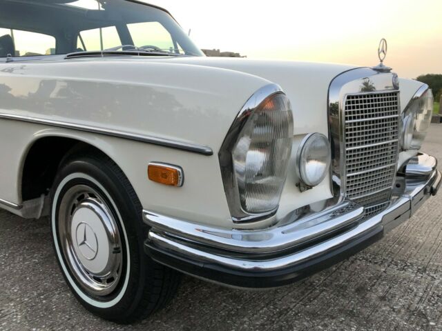 Mercedes-Benz 300-Series 1970 image number 18