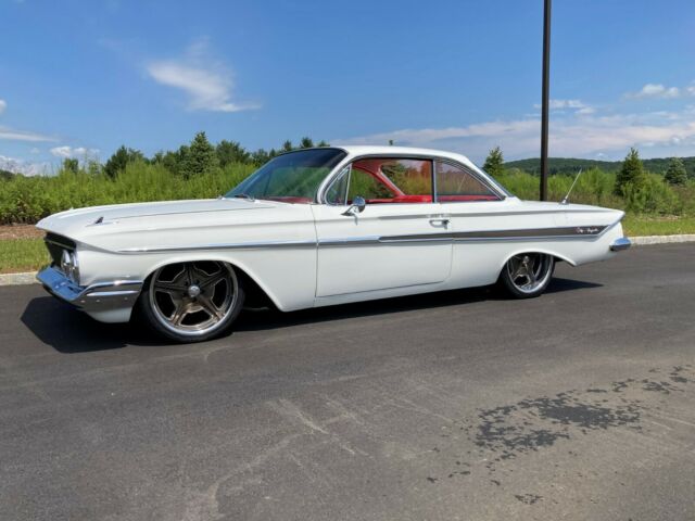 Chevrolet Impala 1961 image number 0