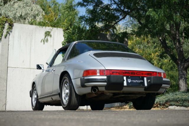 Porsche 911 1975 image number 18