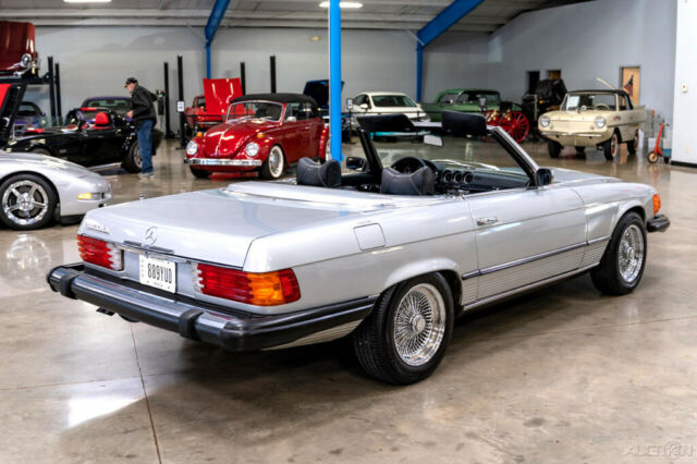 Mercedes-Benz 400-Series 1975 image number 27