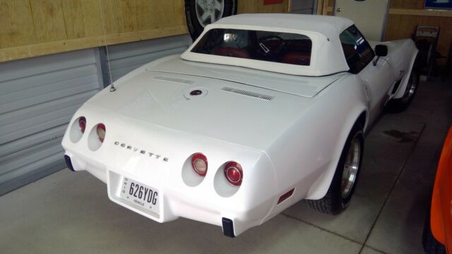 Chevrolet Corvette 1975 image number 17