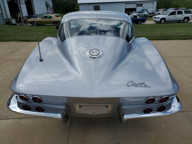 Chevrolet Corvette 1965 image number 11