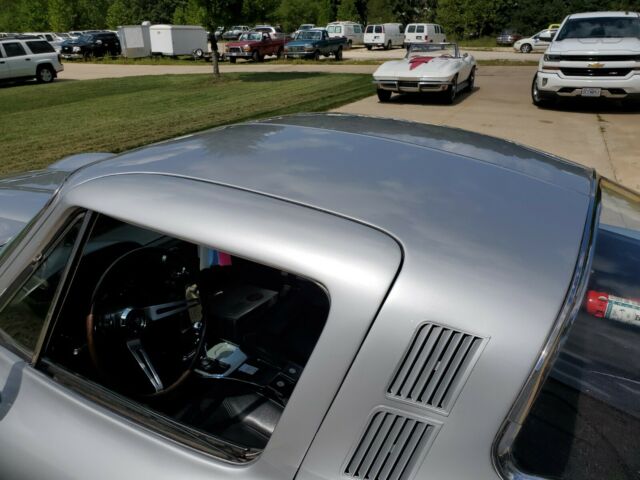 Chevrolet Corvette 1965 image number 17