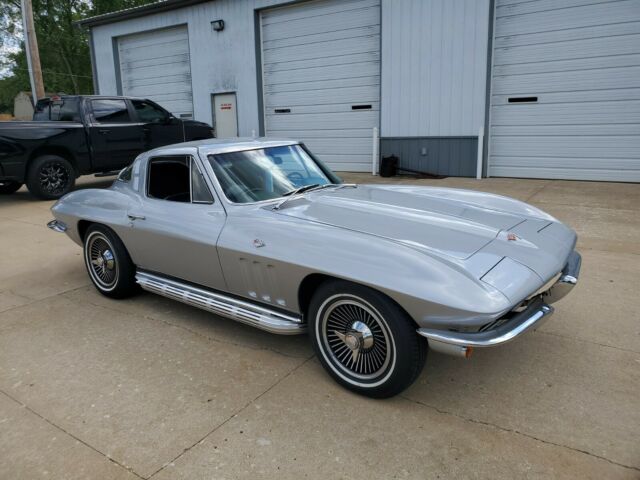 Chevrolet Corvette 1965 image number 28