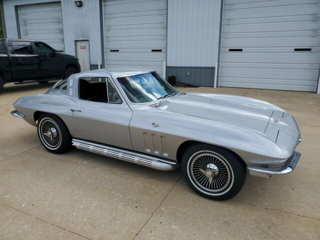 Chevrolet Corvette 1965 image number 31