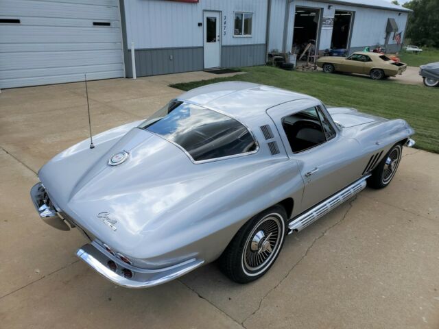 Chevrolet Corvette 1965 image number 33