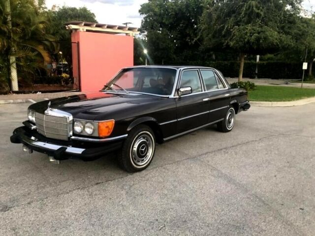 Mercedes-Benz 200-Series 1975 image number 0