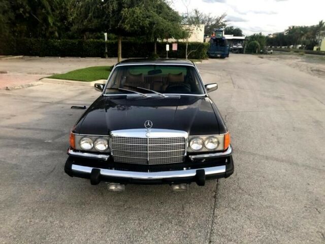 Mercedes-Benz 200-Series 1975 image number 1