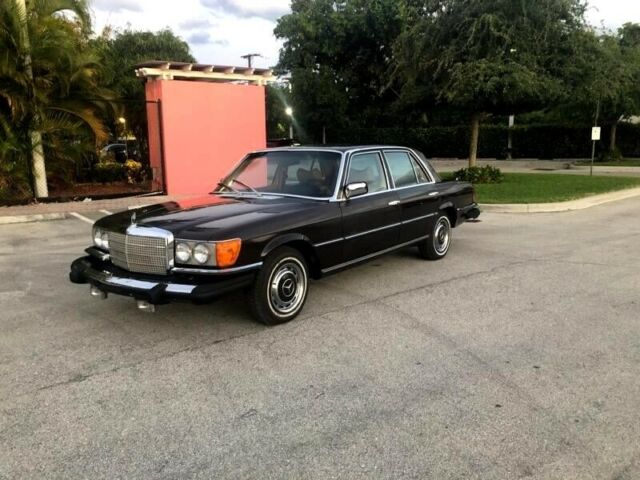 Mercedes-Benz 200-Series 1975 image number 11