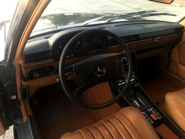 Mercedes-Benz 200-Series 1975 image number 18