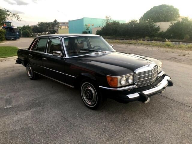 Mercedes-Benz 200-Series 1975 image number 2