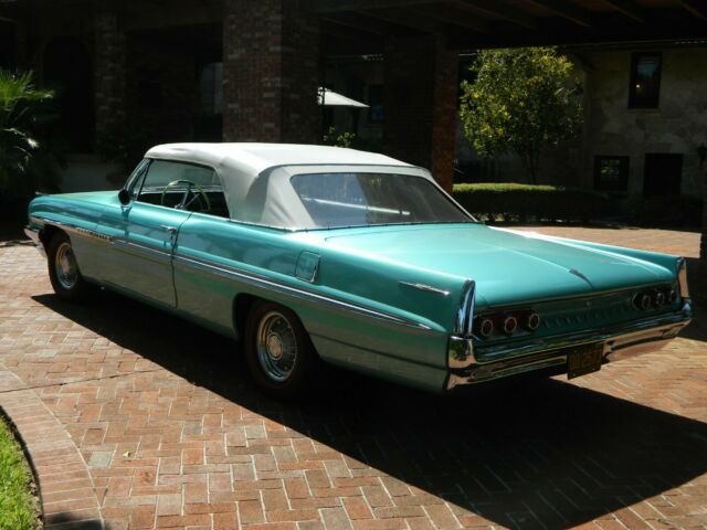 Pontiac Bonneville 1961 image number 1