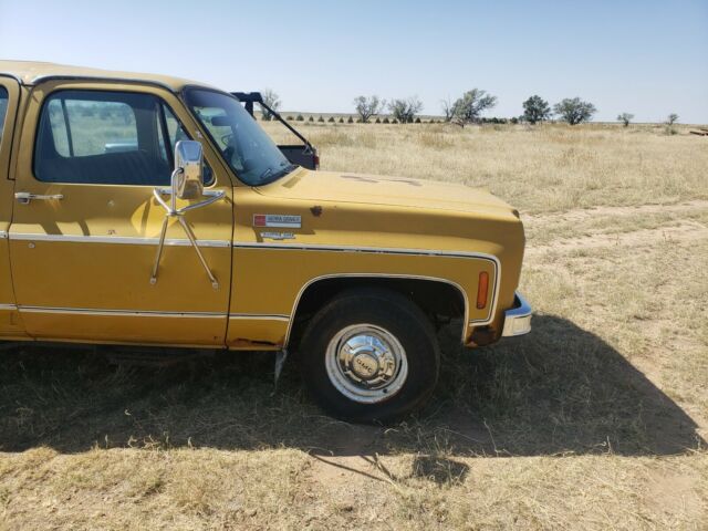 GMC Suburban 1974 image number 2