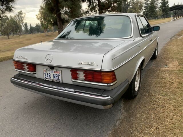 Mercedes-Benz 300-Series 1979 image number 28