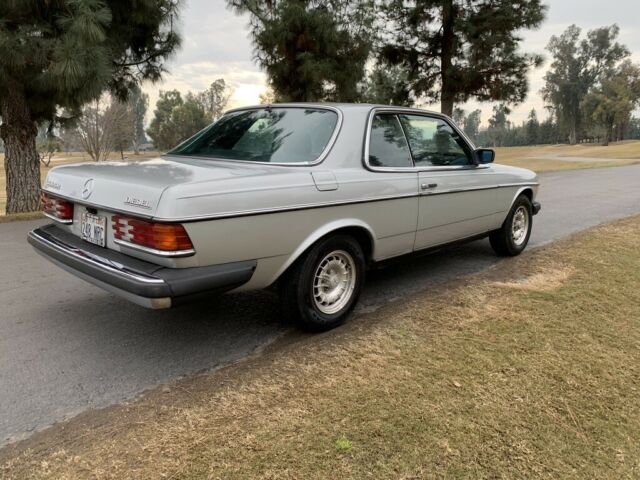 Mercedes-Benz 300-Series 1979 image number 29