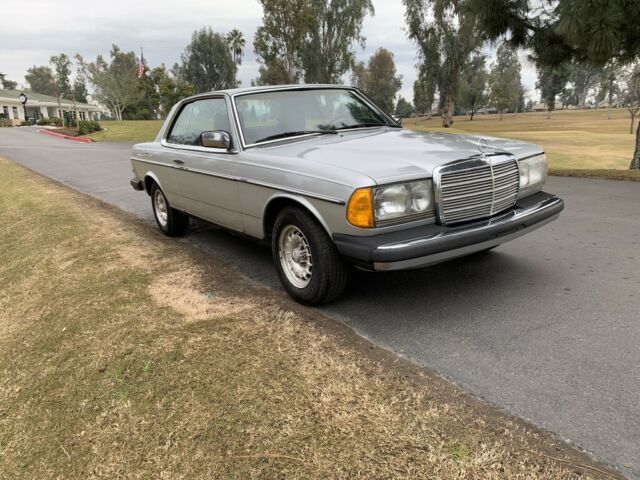 Mercedes-Benz 300-Series 1979 image number 30