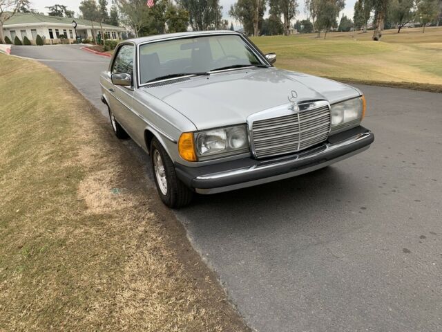 Mercedes-Benz 300-Series 1979 image number 31