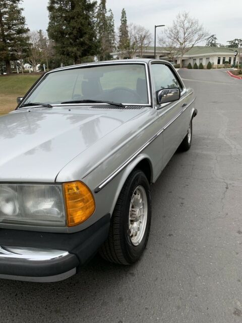 Mercedes-Benz 300-Series 1979 image number 8