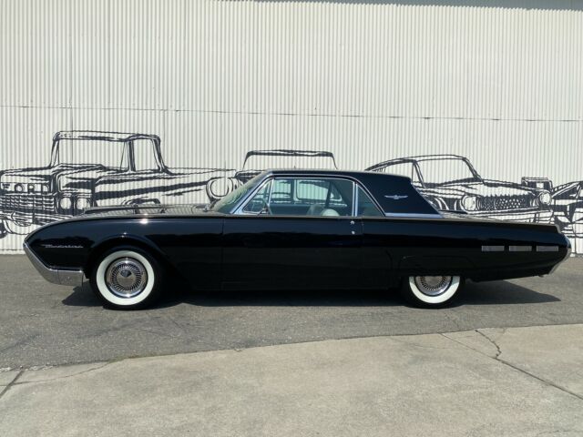 Ford Thunderbird 1962 image number 2