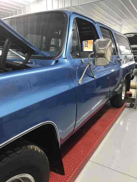 Chevrolet Suburban 1978 image number 0