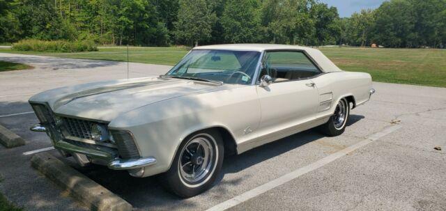 Buick Riviera 1963 image number 1