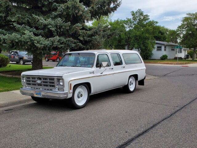 Chevrolet Suburban 1977 image number 0